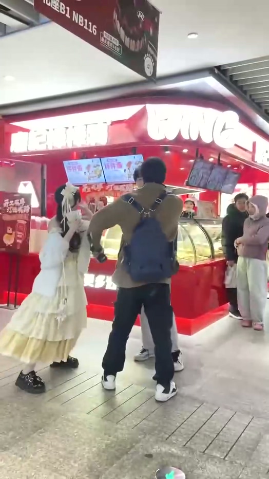 勾引我老婆？北京国贸男子当街抓男小三反被女友当场分手开启自闭模式