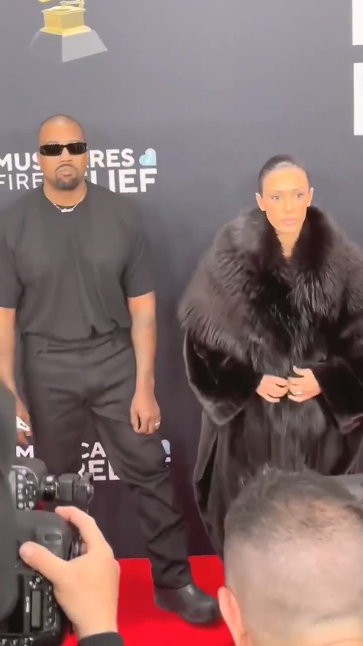 格莱美红毯秀侃爷Kanye与娇妻比安卡Bianca再惹争议透视装是真透视