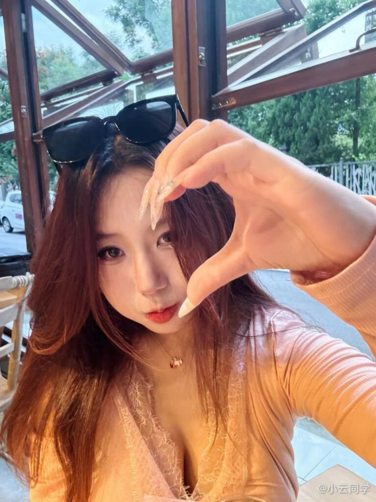 快手巨乳网红小云同学微密圈付费私密大尺度写真流出